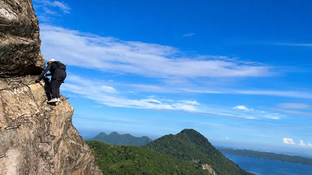 Seorang pengunjung sedang mendaki gunung parang. (Foto: Instagram @gunungparang_badega)
