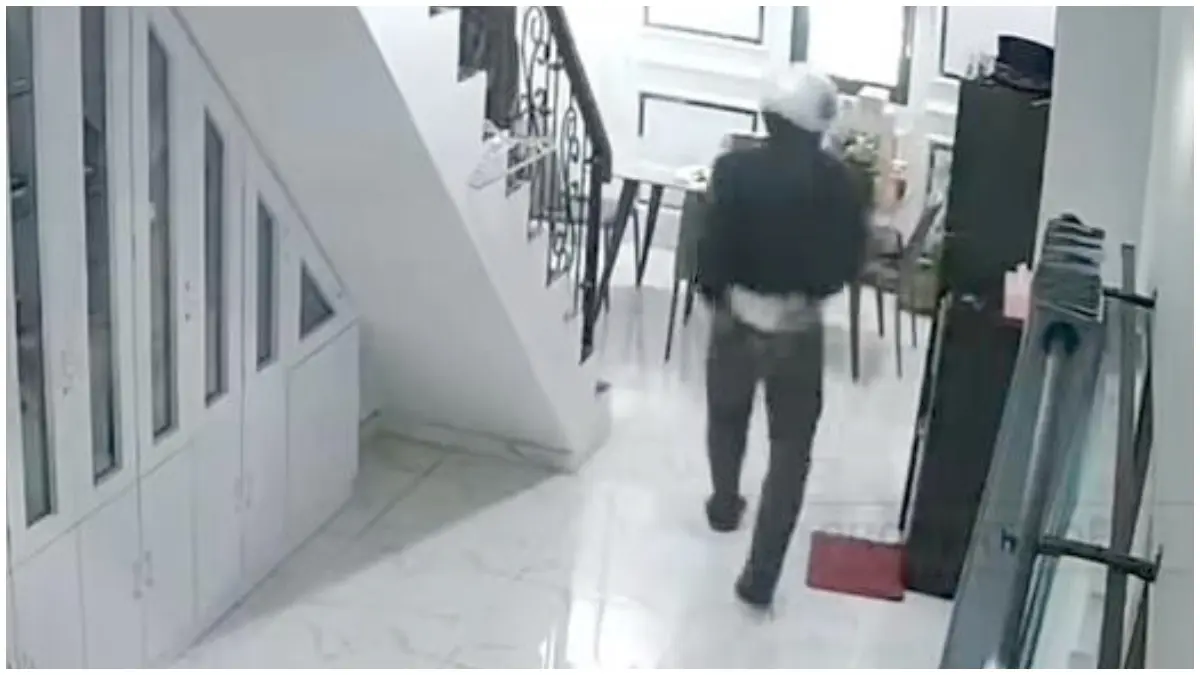 Tangkapan layar CCTV aksi maling di sebuah rumah di kawasan Sawangan, Kota Depok.