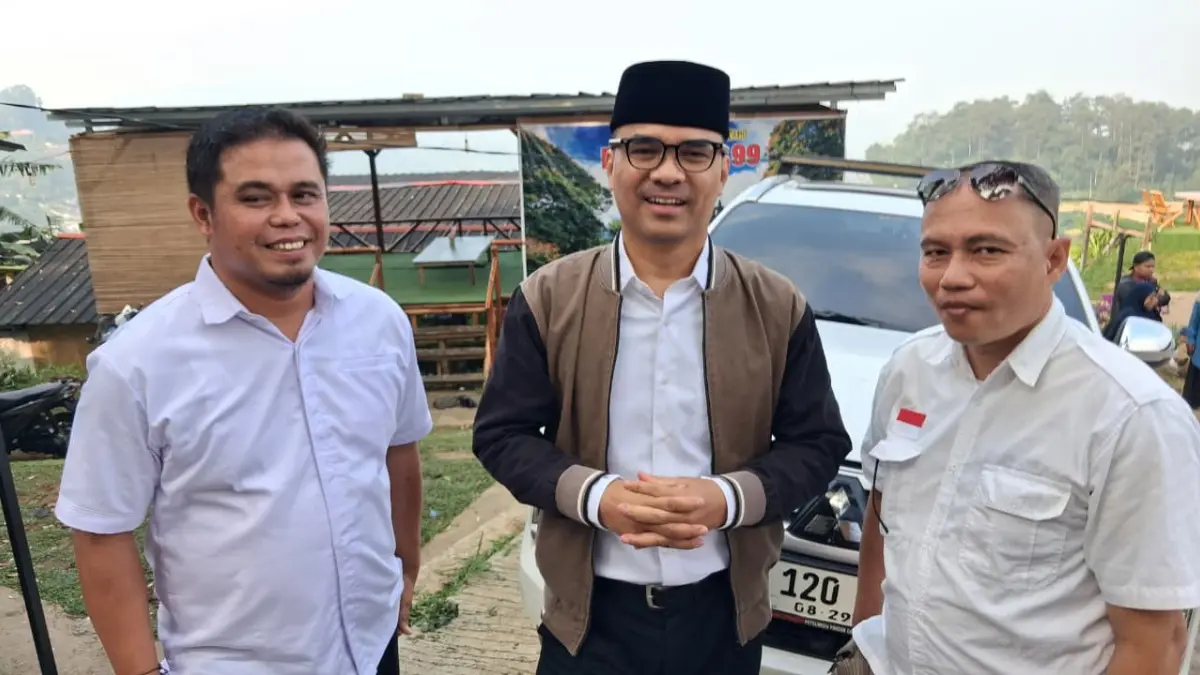 Wakil Ketua Umum PSI, Ronald A. Sinaga atau Bro Ron saat menyampaikan keterangan terkait Desa Sukawangi, Kecamatan Sukamakmur, Kabupaten Bogor Selasa, 9 Juni 2026. (Muhammad Ali/Radar Bogor)