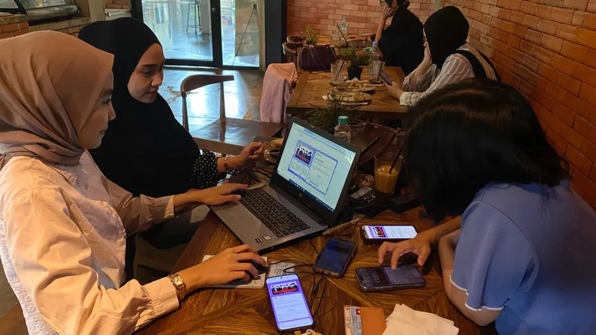 Warga Bogor yang lagi war tiket konser BTS ARIRANG Jakarta Desember mendatang, di salah satu coffeeshop. Foto: Rany/Radar Bogor
