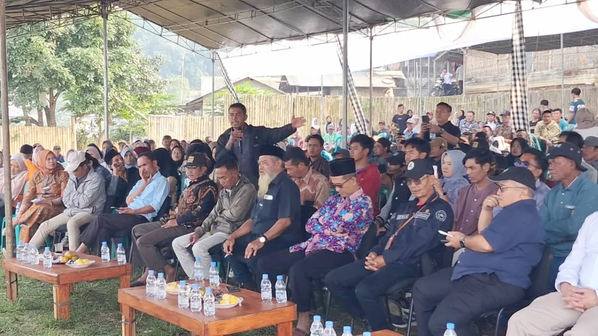 Warga Desa Sukawangi, Kecamatan Sukamakmur, Kabupaten Bogor, berdialog dengan pihak Kementrian Kehutanan Selasa, 9 Juni 2026. (Muhammad Ali/Radar Bogor)