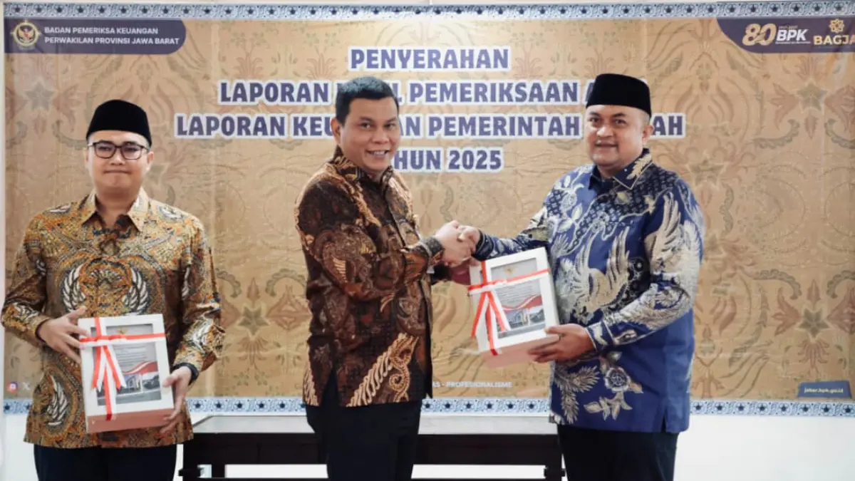 Bupati Bogor Rudy Susmanto saat menerima penghargaan WTP. (Diskominfo Kabupaten Bogor)