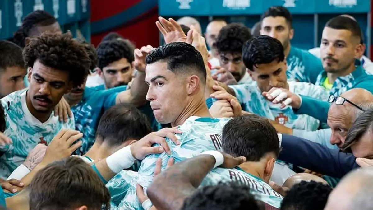 Cristiano Ronaldo bersama rekan-rekannya di Timnas Portugal.