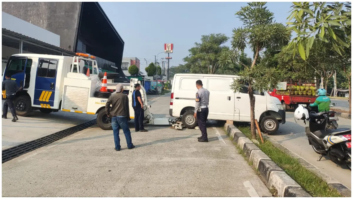 Evakuasi mobil MBG yang alami kecelakaan tunggal di Kota Depok. (Foto : Unit Laka Polres Metro Depok for Radar Bogor)