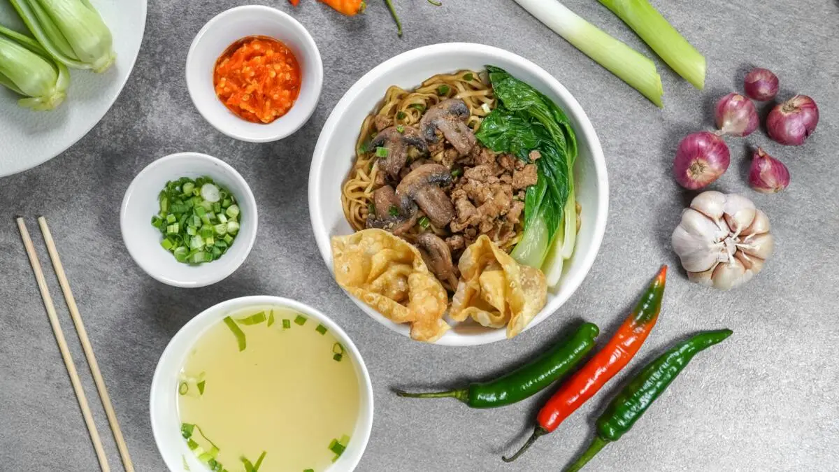 Ilustrasi kuliner mie ayam di Palembang. (Foto: PexelsTamba Budiarsana)