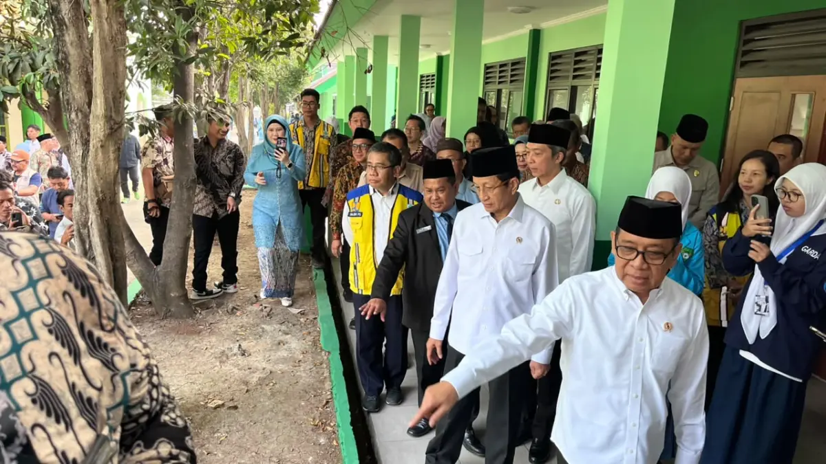 Menag, Menko PMK dan Wali Kota Bogor Dedie Rachim saat mengecek revitalisasi gedung MTSN Kota Bogor. (Foto : Dzikry/Radar Bogor)