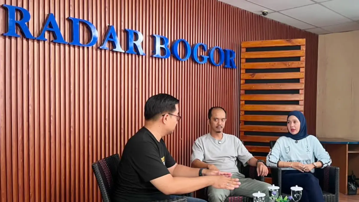 Mila Farida Firdaus (kanan) dan Jodi Sofyan (tengah) hadir dalam podcast Radar Bogor, Rabu, 10 Juni 2026 membahas HJB Basketball 3x3 Tournament 2026.(Dzikri/Radar Bogor)