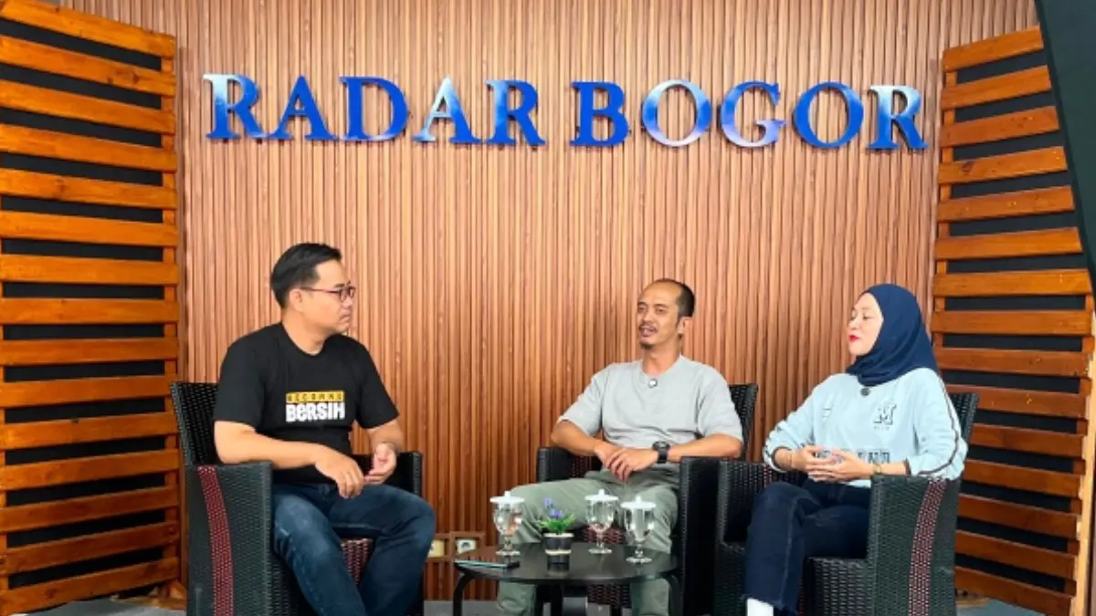 Mila Farida Firdaus (kanan) dan Jodi Sofyan (tengah) hadir dalam podcast Radar Bogor, Rabu, 10 Juni 2026 membahas HJB Basketball 3x3 Tournament 2026.(Dzikri/Radar Bogor)