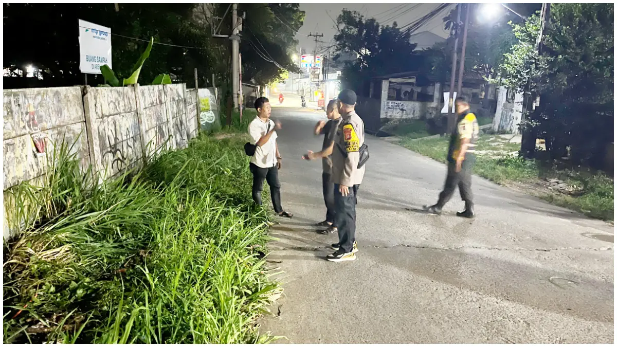 Polisis cek TKP penemuan pelajar SMP penuh luka d Limo Kota Depok (Foto : Kaposlek for Radar Bogor)