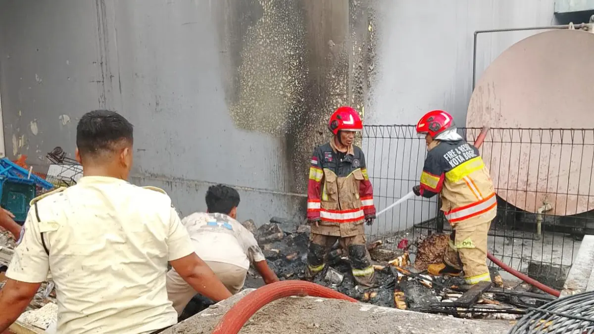 Proses pemadaman kebakaran di bangunan eks Hypermart Yasmin Kota Bogor. (Dok. Damkar Kota Bogor)
