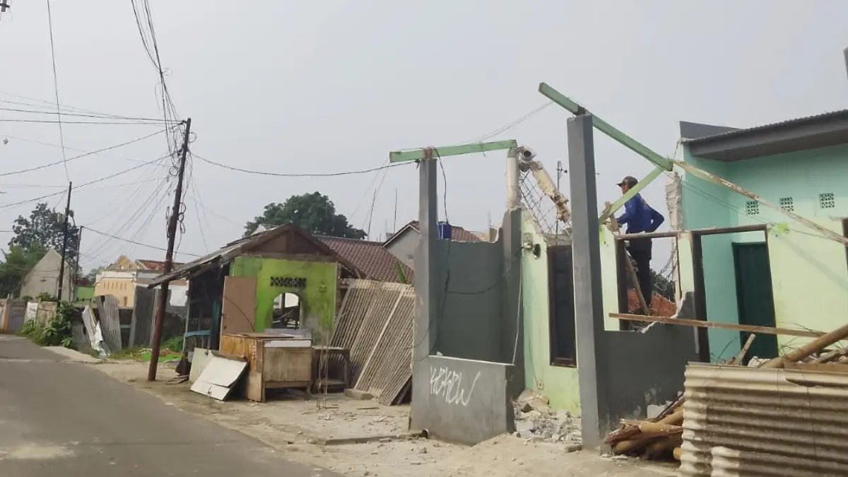 Sejumlah warga di Jalan Enggram yang terdampak proyek rekontruksi atau pelebaran jalan melakukan pembongkaran secara mandiri. (Fajar/Radar Bogor)