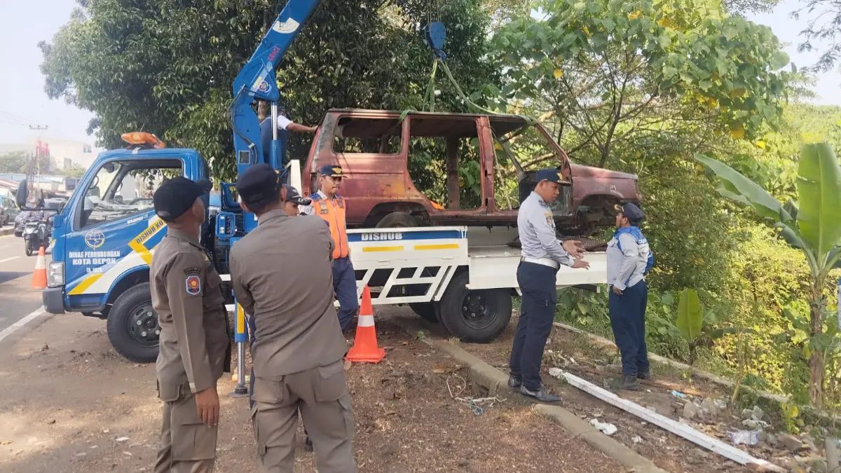 Bangunan liar hingga lapak PKL di Depok dibongkar petugas. (Dok. DPMTSP Kota Depok)