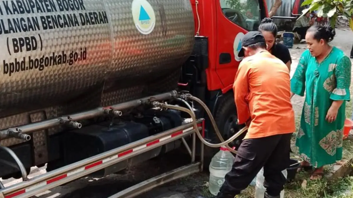 BPBD Kabupaten Bogor menyalurkan 5.000 liter air bersih di Kampung Tonggoh, Desa Gunung Sari, Kecamatan Citeureup, Kabupaten Bogor. (BPBD Kabupaten Bogor)