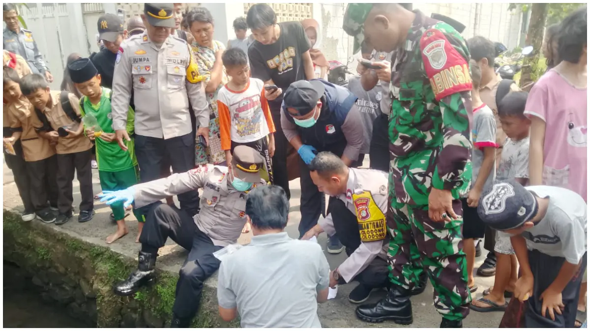 Olah TKP penemuan diduga janin bayi di Cilodong Kota Depok. (Foto : Kasi Humas for Radar Bogor)