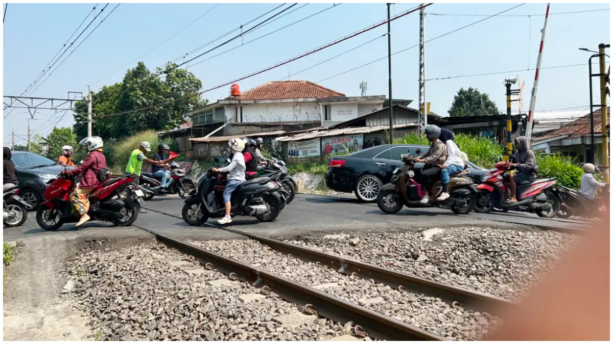 Pengendara tengah melintas di area lintasan sebidang Kebon Pedes Kota Bogor. (Foto : Fauzan/Radar Bogor)