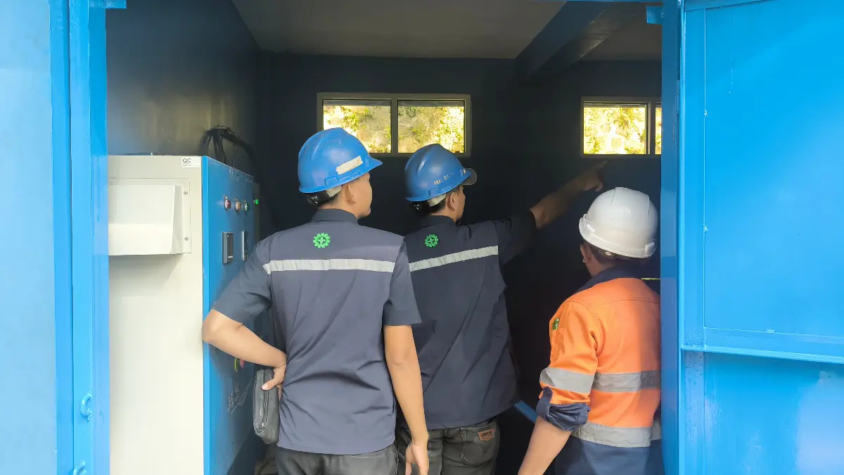 Petugas Perumda Tirta Pakuan Kota Bogor melakukan komisioning atau uji coba jaringan pipa. (Dok. Tirta Pakuan)