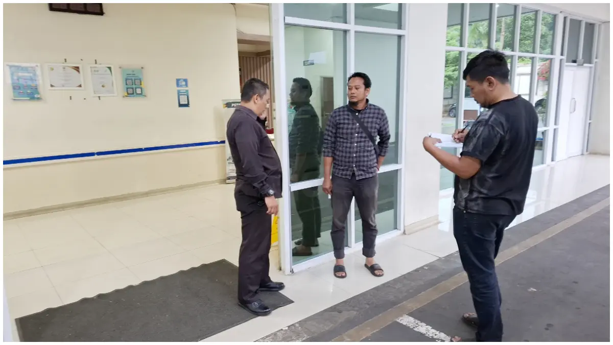 Polisi saat melakukan penanganan pria tanpa identitas yang ditemukan terkapar di SPBU Jalan Veteran, Bogor Tengah. (Foto: Polsek Bogor Tengah for Radar Bogor)
