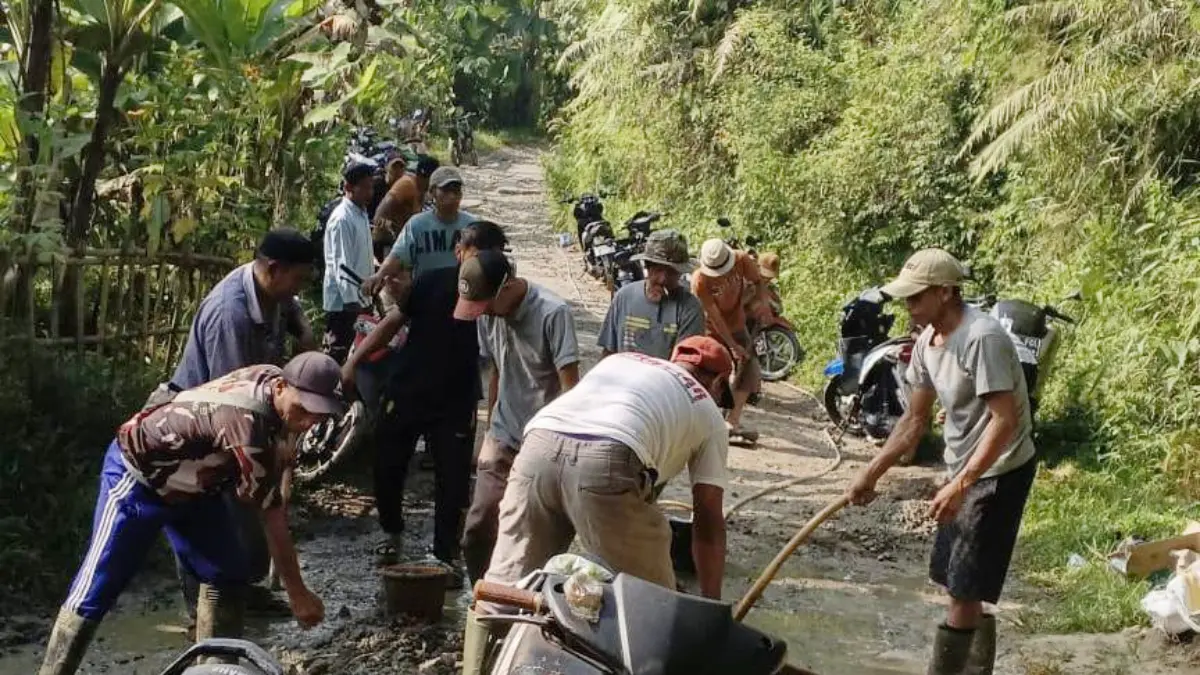 Warga antusias menyambut perbaikan kerusakan di ruas Jalan Nanggung - Rancabakti, Kecamatan Nanggung, Kabupaten Bogor. (Dok. Kadus III Desa Nanggung)
