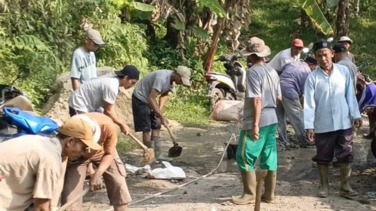 Warga antusias menyambut perbaikan kerusakan di ruas Jalan Nanggung - Rancabakti, Kecamatan Nanggung, Kabupaten Bogor. (Dok. Kadus III Desa Nanggung)
