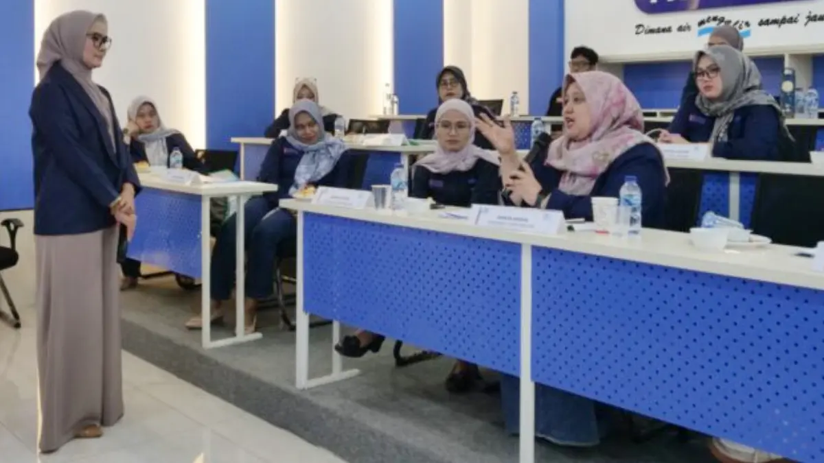 Yane Ardian saat menyampaikan materi kepada karyawan Perumda Tirta Pakuan Kota Bogor. (Dok. Tirta Pakuan)