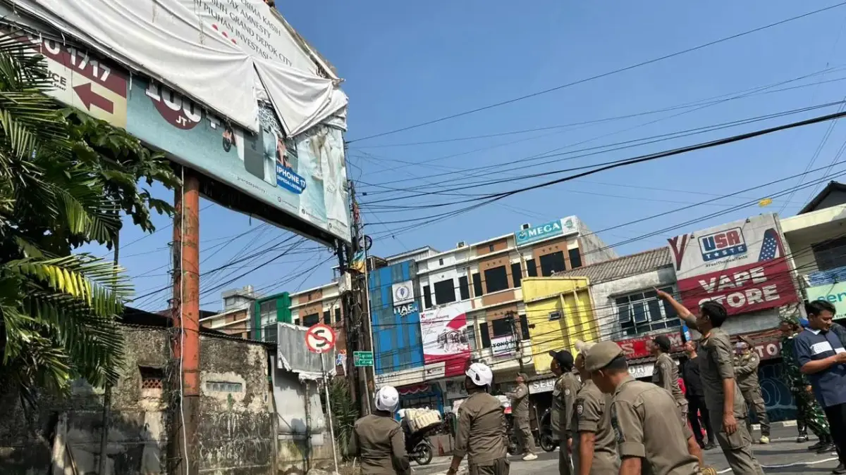 Ilustrasi penertiban reklame ilegal yang ada di Depok. Foto: Laman Pemkot Depok