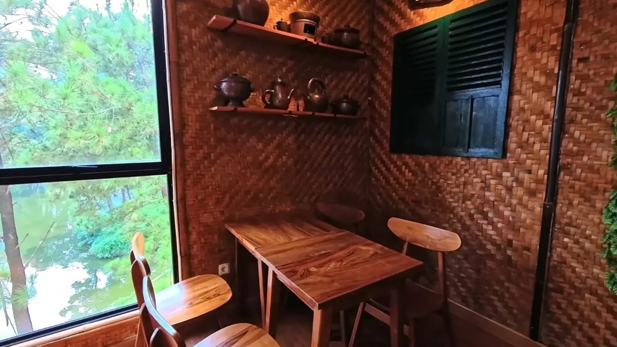 Kedai Teh Djawa Soedimoro Gading Serpong. (Foto: YouTube Mlaku Mlaku Yuuk)