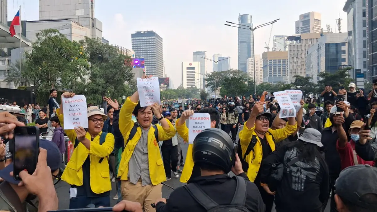Masa aksi merupakan mahasiswa UI yang terlepas dari border saat mengajak pengendara membunyikan Klakson di Jalan MH Thamrin, Kawasan Bunderan HI, Jakarta Pusat, DKI Jakarta, Jumat, 12 Juni 2026. Foto: Muhammad Ali/Radar Bogor