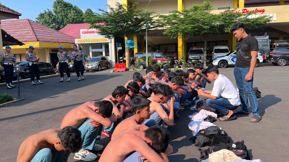 Pelajar yang diduga hendak tawuran saat ditangkap di Polresta Bogor Kota. Foto: Dzikri/Radar Bogor