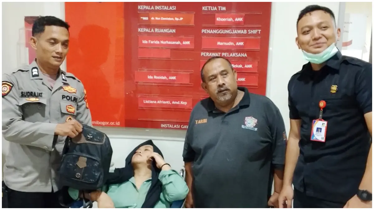 Penanganan wanita yang diduga dibius di Lapangan Sempur Bogor oleh Dinsos dan aparat kepolisian. (Foto : Dinsos for Radar Bogor)
