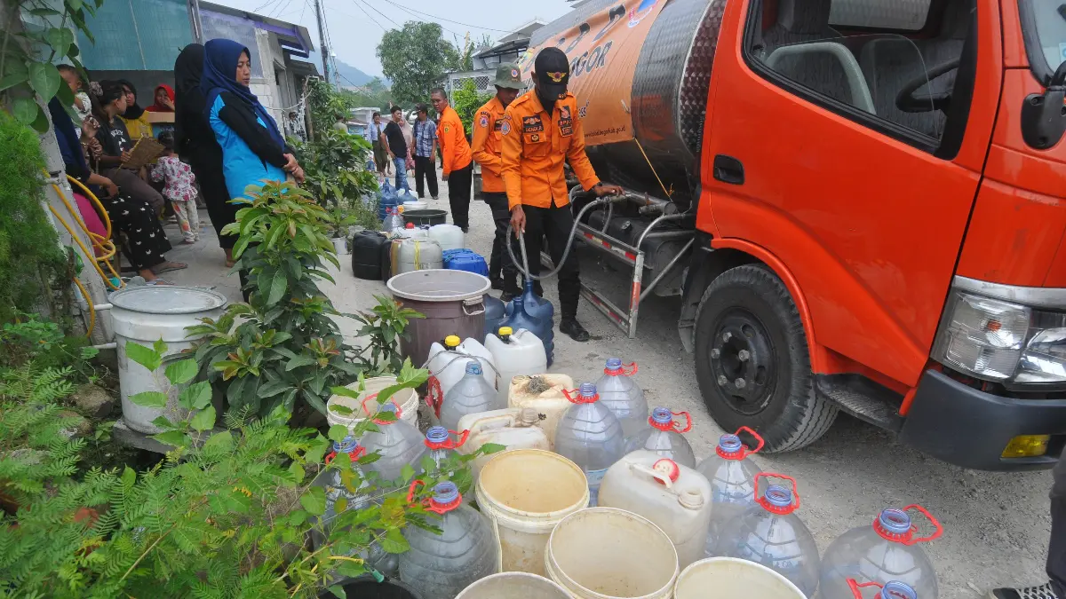 Petugas BPBD distribusi air bersih di Citeureup Kabupaten Bogor pada kemarau. Foto : Hendi Novian/Radar Bogor