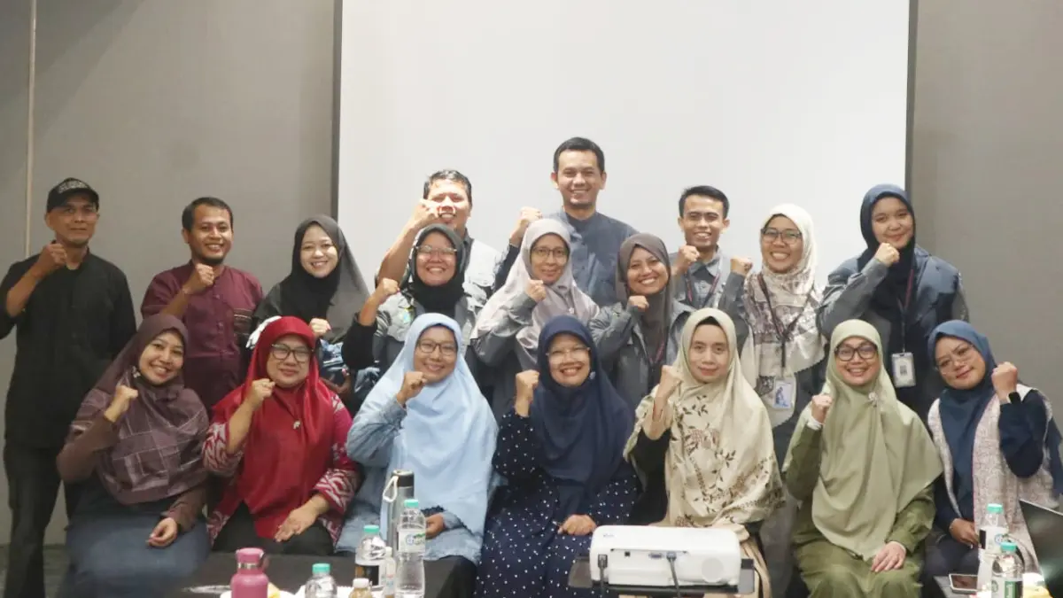 Foto bersama pengurus dan perwakilan sekolah pendukung usai kegiatan penyampaian hasil rapat kerja KAGUME di Aroem Resto and Cafe Bogor. (Dok. Kagume)