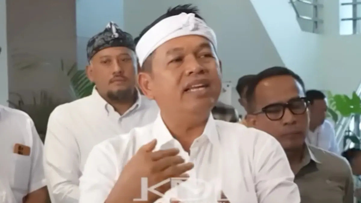 Gubernur Jawa Barat Dedi Mulyadi didampingi Kepala Dinas Pendidikan Provinsi Jawa Barat Purwanto (kanan) saat mengecek SPMB 2026. (YouTube Kang Dedi Mulyadi Channel)
