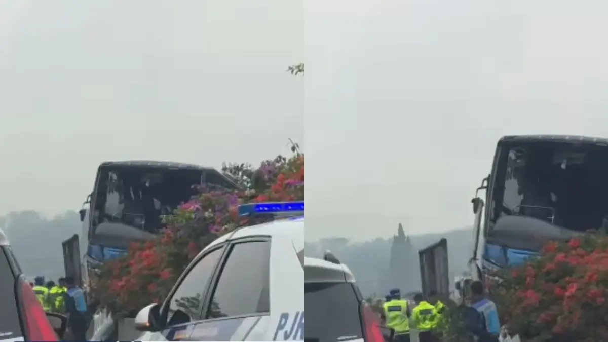Kondisi bus MGI yang kecelakaan di ruas Tol Cipularang pada Sabtu, 13 Juni 2026 pagi. (Tangkapan layar Instagram @infojawabarat)