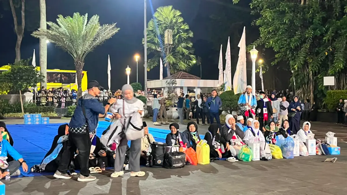 Momen kedatangan jamaah haji Kloter 10 Kota Bogor di Balai Kota, Jumat, 12 Juni 2026 malam, diwarnai tangis bahagia para penjemput. Foto: Dzikri/Radar Bogor
