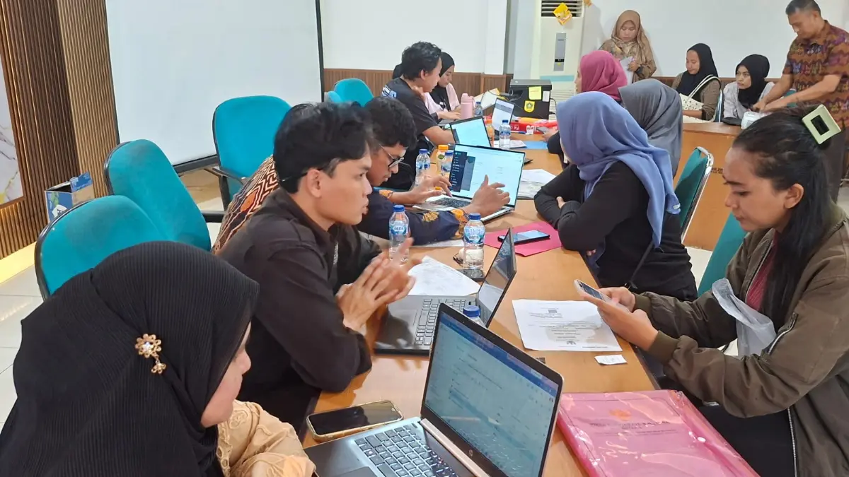 Petugas helpdesk SPMB 2026 Dinas Pendidikan Kabupaten Bogor melayani masyarakat yang mengalami kendala selama proses pendaftaran peserta didik baru. Foto: Diskominfo for Radar Bogor