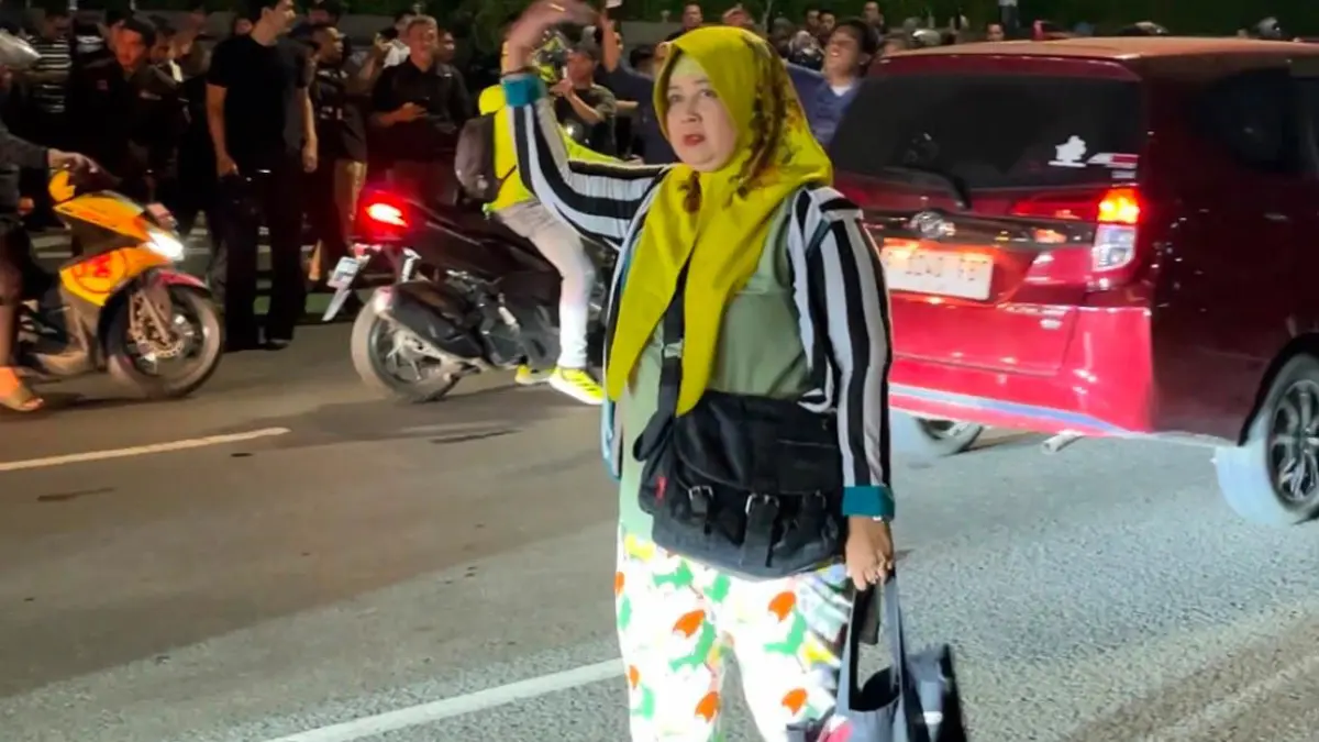 Raden Roro Neno saat mengatur lalu lintas di Jalan MH Thamrin, Kawasan Bundaran HI, Jakarta Pusat, Jumat, 12 Juni 2026. Foto: Muhammad Ali/Radar Bogor