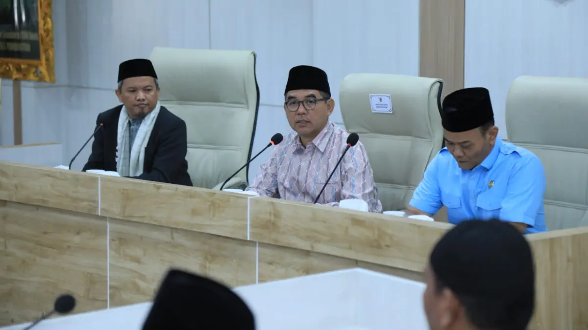Sekretaris Daerah, Ajat Rochmat Jatnika saat melakukan audiensi bersama Forum Pondok Pesantren dan DKM se-Bogor Raya di Ruang Rapat Bupati, Kecamatan Cibinong. Foto: Diskominfo for Radar Bogor