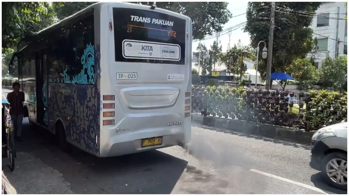 Armada Biskita Transpakuan yang mengeluarkan asap hitam. (Foto : Fauzan/Radar Bogor)
