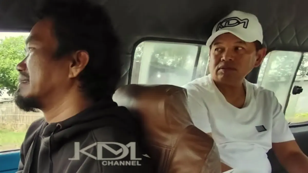 Gubernur Jawa Barat, KDM berbincang dengan sopir angkot saat akan menuju Candi Batujaya. (KANG DEDI MULYADI CHANNEL)