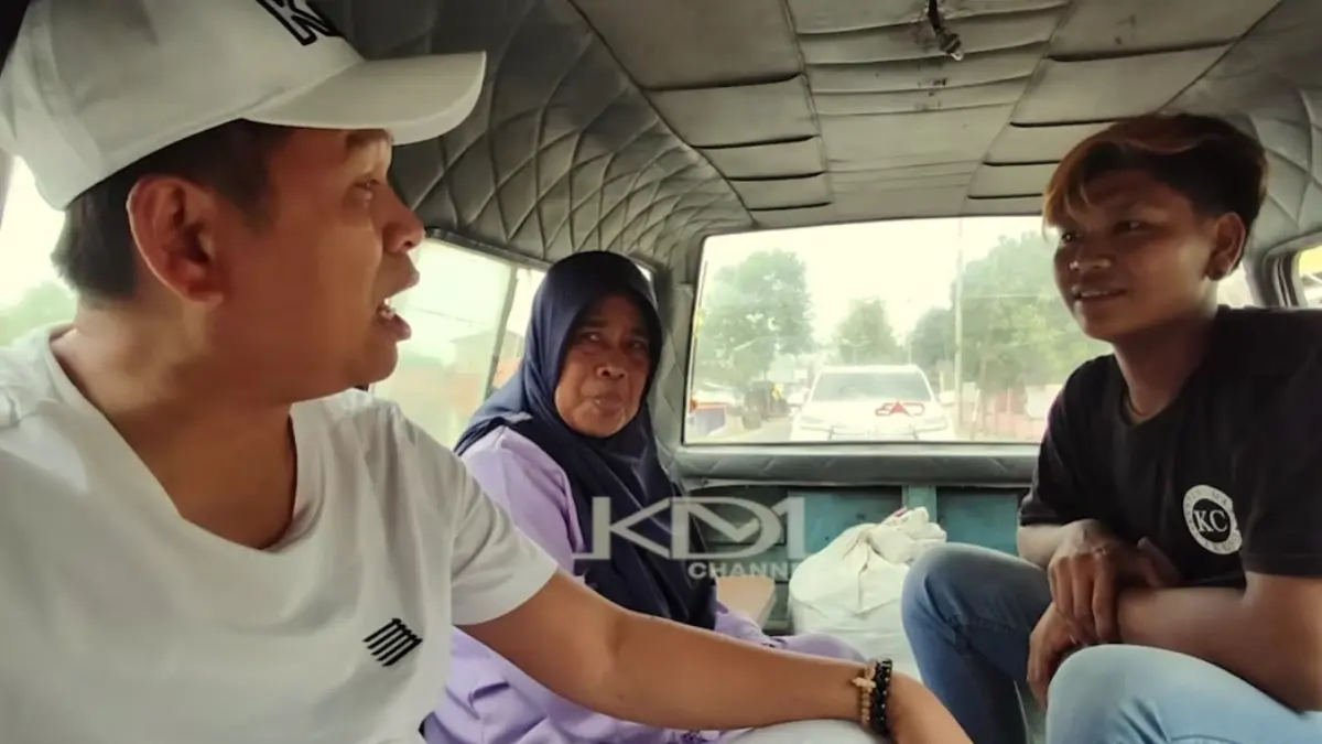 Gubernur Jawa Barat, KDM berdialog dengan Azis di dalam angkot.  (KANG DEDI MULYADI CHANNEL)