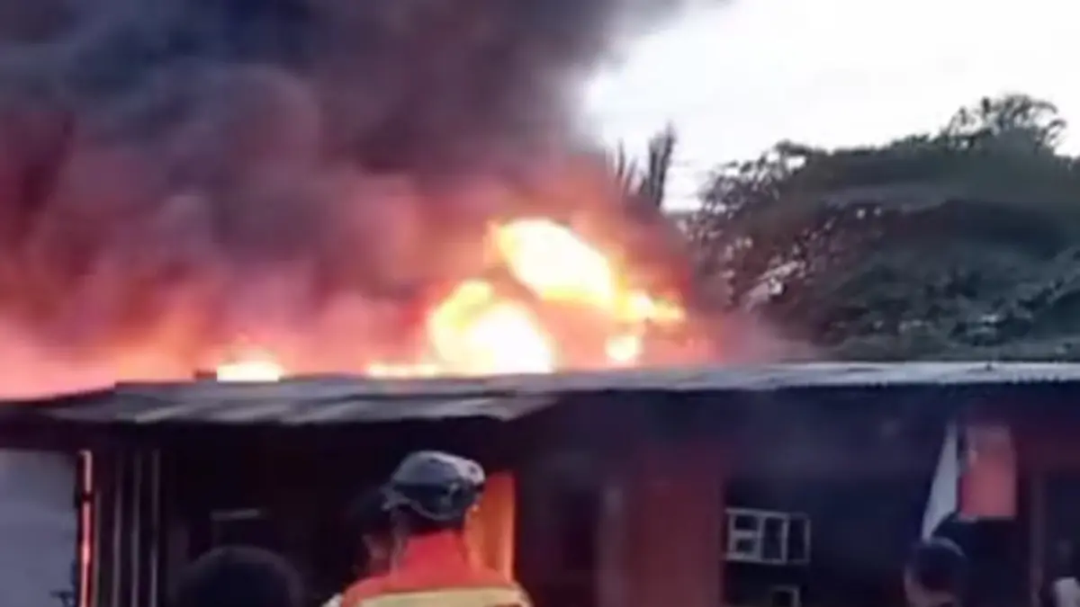 Kebakaran terjadi di belakang kantor Wali Kota Depok Minggu, 14 Juni 2026. (Tangkapan layar media sosial)