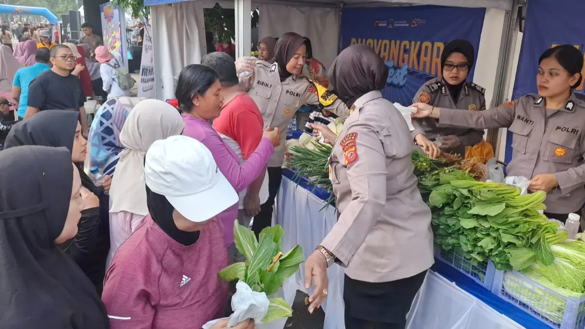 Masyarakat ikut antre pembagian sayur segar yang disediakan Polres Bogor pada kegiatan CFD, Minggu, 14 Juni 2026.(Dok. Polres Bogor)