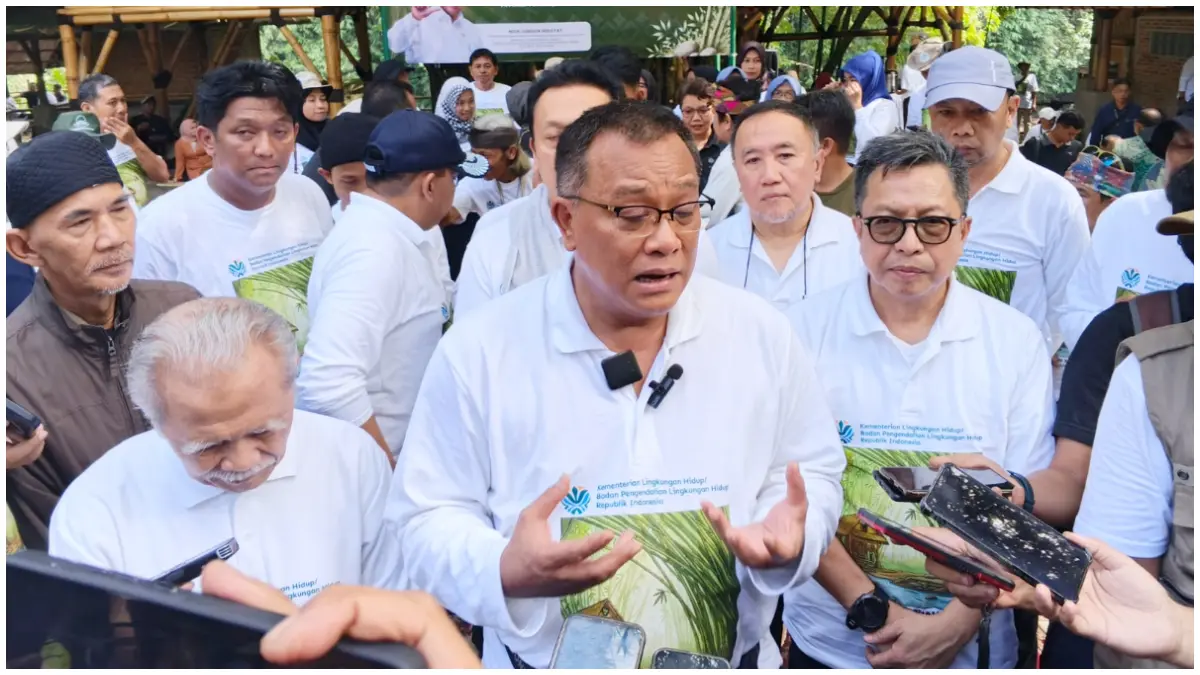 Menteri Lingkungan Hidup, Moh Jumhur Hidayat saat menyampaikan keterangan di Yayasan Bambu Indonesia, Cibinong. (Foto : Billy/Radar Bogor)