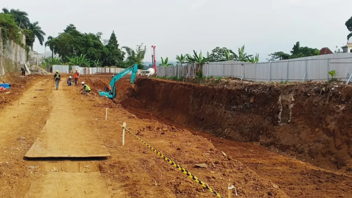 Pembangunan trase baru Jalan Saleh Danasasmita di kawasan Batutulis, Kota Bogor. (Fikri/Radar Bogor)