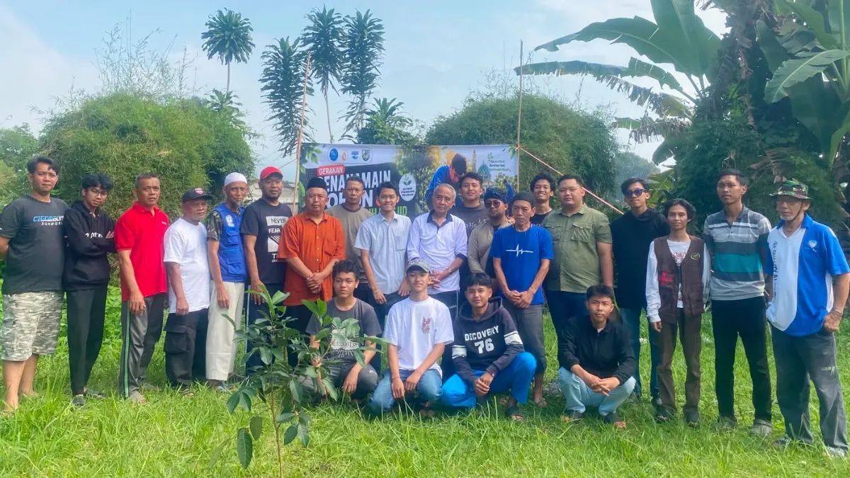 Pemuda yang tergabung dalam Ruang Muda Cigombong bersama Dewan Pengurus Kecamatan KNPI Cigombong Kabupaten Bogor menggelar penanaman pohon serentak dan bakti sosial membersihkan lingkungan. (Dok. Ruang Muda Cigombong)
