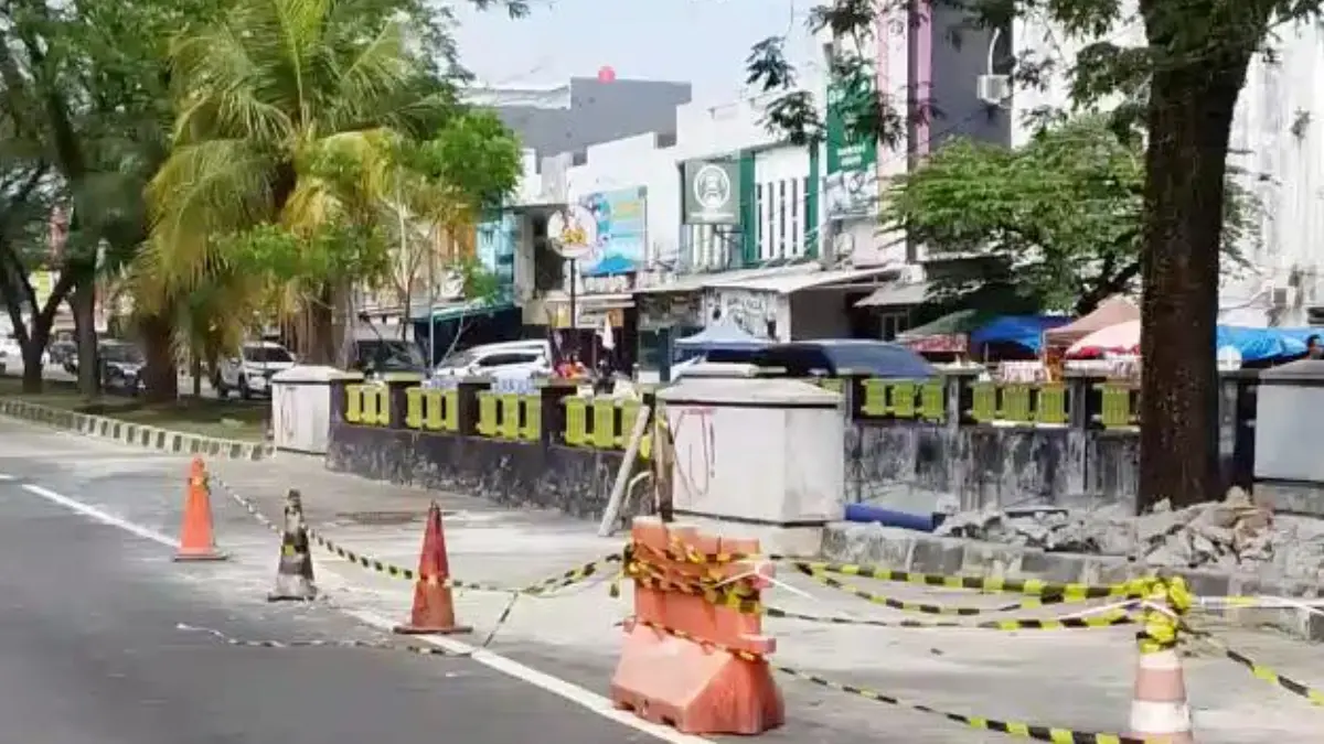 Perbaikan jalan di kawasan Grand Depok City (GDC). (Fajar/Radar Bogor)