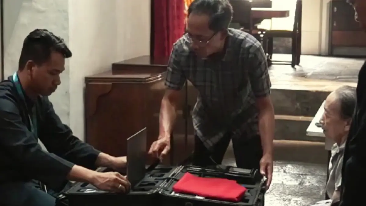 Petugas melakukan jemput bola pendataan warga Kota Bogor.