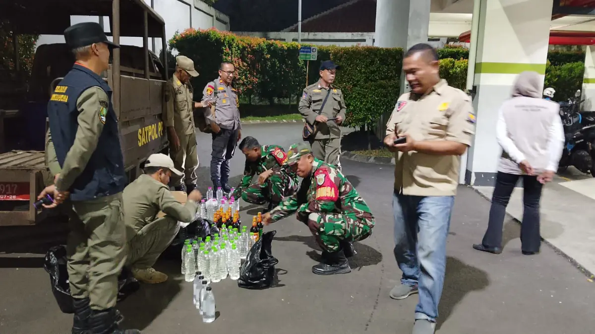 Tim gabungan saat mengamankan ratusan minuman keras ilegal hasil patroli di Dramaga, Kabupaten Bogor, Minggu 14 Juni 2026. (Foto: Kapolsek for Radar Bogor)
