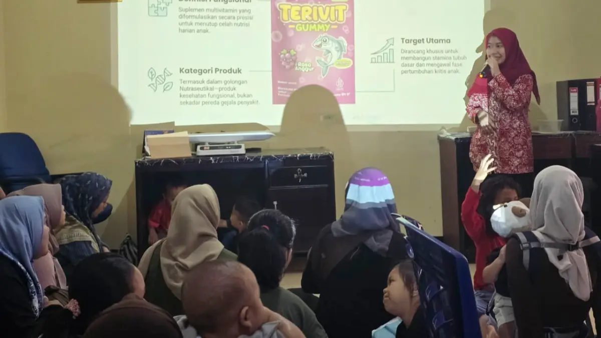 Tim peneliti Program Studi Farmasi Universitas Pakuan (Unpak) menunjukkan produk gummy berbahan ekstrak ikan teri nasi dan pati talas yang dikembangkan sebagai alternatif sumber kalsium bagi anak usia dini. (Dok. Unpak)