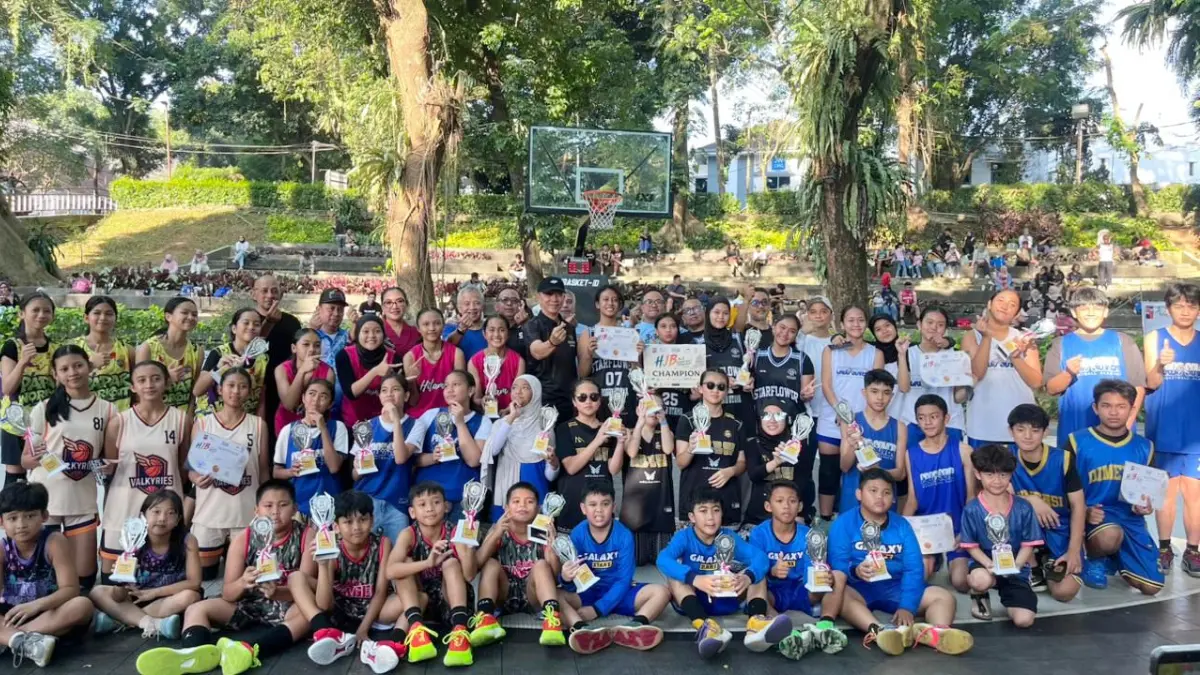 Wali Kota Bogor Dedie A Rachim bersama para peserta turnamen basket HJB 3X3 di Taman Ekspresi Kota Bogor, Minggu, 14 Juni 2026.(Dzikry/Radar Bogor)